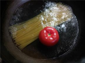 水烧开后，倒一点油，下意面，顺便把番茄丢下去烫一两分钟，这样方便番茄撕皮。