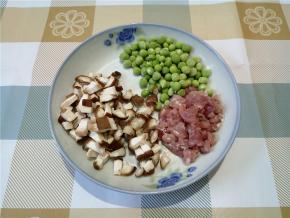 新鲜香菇洗净切丁，瘦肉切末，豌豆洗干净。