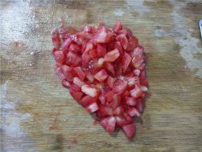 番茄烫好后，捞起，从十字花刀那开始撕皮，然后切成丁。