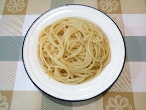 按照包装袋上的煮制时间，意面也煮好了，捞起。如果有橄榄油，也可以倒一汤匙橄榄油拌匀，防止面粘连。