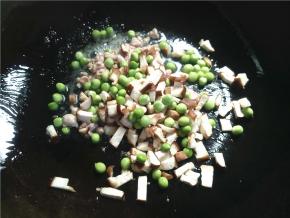 如果锅里油太少了，就加一点油，下豌豆香菇煸炒两分钟，这样好吃一点。然后盛起。