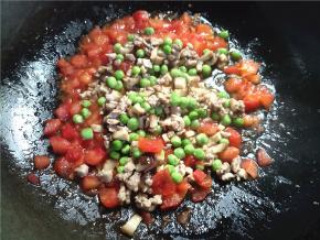 倒入前面炒好的肉末和香菇丁豌豆。