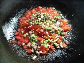 加入适量番茄酱，这个根据个人喜好放，喜欢就多倒一些。