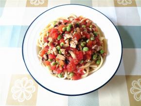 番茄肉酱煮到粘稠，就好了，可以直接倒在意面上拌匀，也可以将意面回锅翻炒几下更入味。