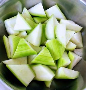 丝瓜一切为二再切成滚刀块