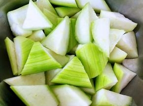 丝瓜一切为二再切成滚刀块