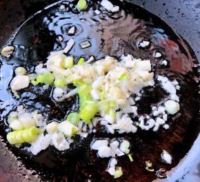 锅中倒入底油加热放入葱、蒜粒爆香