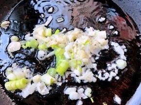 锅中倒入底油加热放入葱、蒜粒爆香