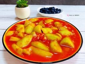 丝瓜和番茄的营养都是超级丰富的经常食用对身体有益
