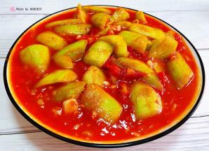 酸甜可口的番茄炖丝瓜装入容器中就大功告成了