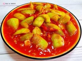酸甜可口的番茄炖丝瓜装入容器中就大功告成了