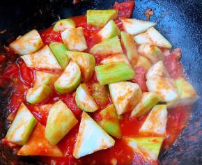 丝瓜炒至刚刚变色放入盐中小火翻炒均匀