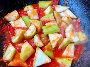 丝瓜炒至刚刚变色放入盐中小火翻炒均匀