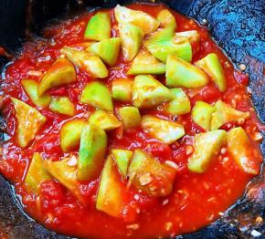 炒至丝瓜完全入味但不要软烂放入味精提鲜即可出锅享用