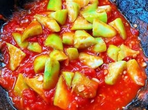 炒至丝瓜完全入味但不要软烂放入味精提鲜即可出锅享用