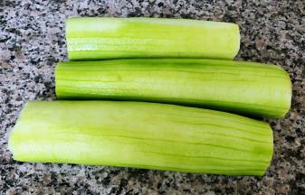 手工去皮洗净备用