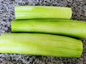 手工去皮洗净备用