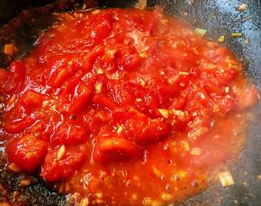 将番茄炒出汤汁粘稠