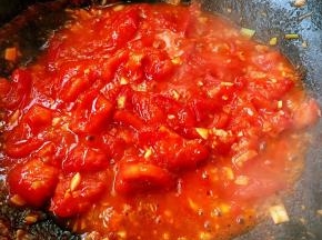 将番茄炒出汤汁粘稠