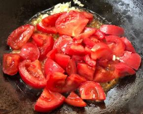 放入切好的番茄大火快速翻炒