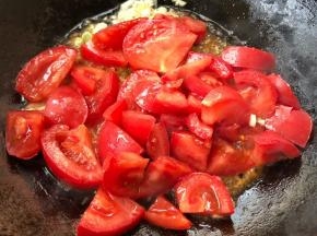 放入切好的番茄大火快速翻炒