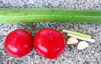 准备原材料丝瓜、番茄、蒜、葱