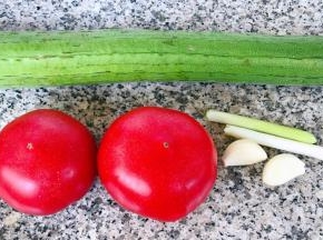 准备原材料丝瓜、番茄、蒜、葱