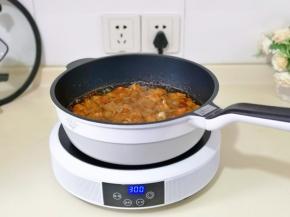 锅中加入食用油，待油温5成热时再加入鸡块，油没过鸡块为佳。