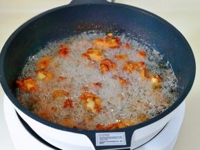 小火炸制金黄捞出控油备用。