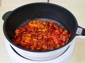 另起油锅，倒入香脆椒翻炒。