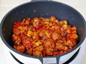 再加入炸好的鸡丁，快速翻炒均匀即可关火。