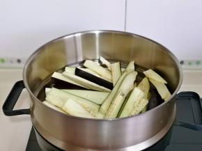 入蒸锅隔水蒸熟。