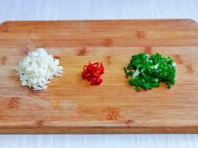 葱蒜辣椒切好。