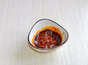 豆瓣酱与酱油混合搅拌均匀。