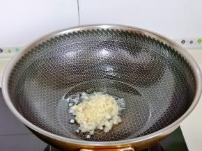 起油锅，加入切好的蒜末。