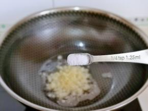 再按个人口味加入盐。