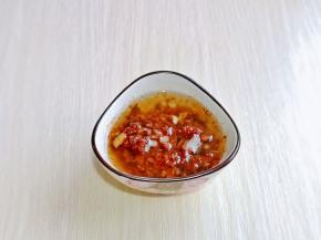 把蒜蓉倒入酱料碗中，搅拌均匀。