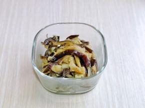 蒸熟的茄条挤干水分，放入器具中。