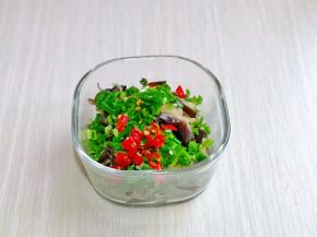 加入切好的葱花与辣椒。