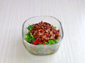 再淋上蒜蓉豆瓣酱，搅拌均匀即可。