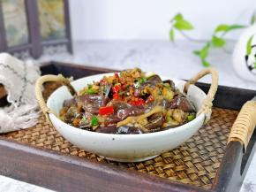 简单的凉拌小白菜。