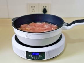 鸡块焯水: 冷水下锅，大火烧开煮2分钟，捞出用冷水反复冲洗，将鸡块上的杂质冲洗干净，再淋干水分。