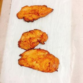 煎好的鸡排放在吸油纸上！