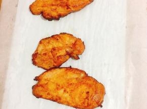 煎好的鸡排放在吸油纸上！