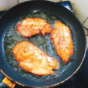 煎制两面金黄色即可！（大约3分钟左右！不要煎的时间太久，要不然肉质不细嫩，发柴！）