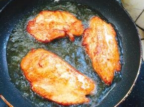 煎制两面金黄色即可！（大约3分钟左右！不要煎的时间太久，要不然肉质不细嫩，发柴！）