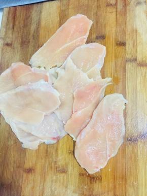 鸡胸肉解冻，洗净，对半切开！（如果鸡胸肉比较厚，可以多切几块！）