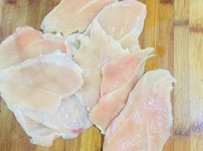 鸡胸肉解冻，洗净，对半切开！（如果鸡胸肉比较厚，可以多切几块！）