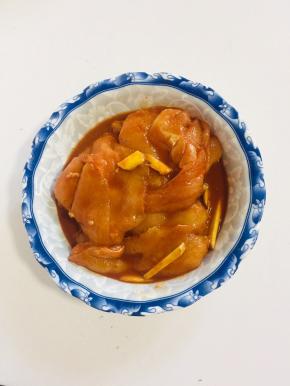 鸡胸肉放入碗中，加入生姜，1勺料酒，2勺生抽，3勺奥尔良烤肉料，少许盐抓拌均匀，腌制30分钟！（有时间的话可以提前一晚上腌制，更加入味儿哦！）