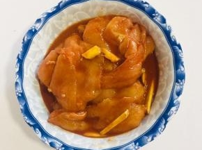 鸡胸肉放入碗中，加入生姜，1勺料酒，2勺生抽，3勺奥尔良烤肉料，少许盐抓拌均匀，腌制30分钟！（有时间的话可以提前一晚上腌制，更加入味儿哦！）